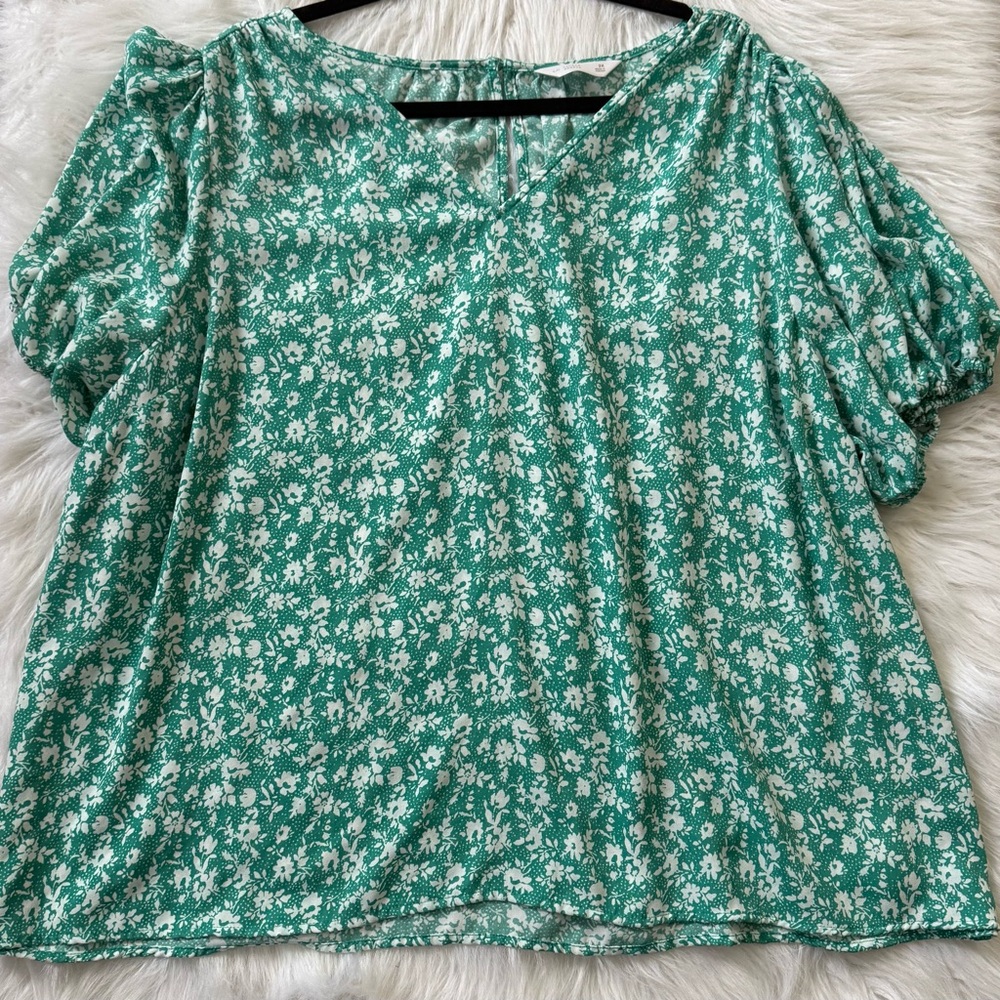 LC Lauren Conrad Green and White Floral Puff Sleeve Blouse